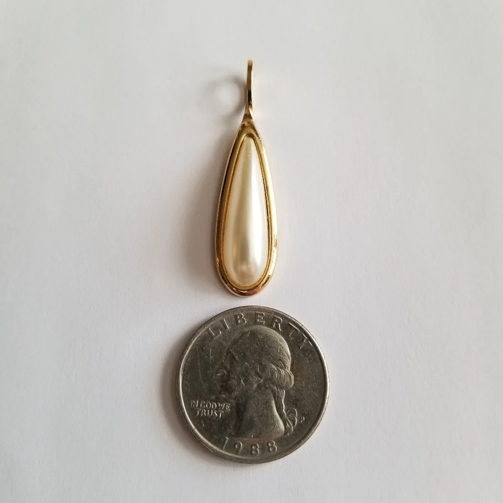 Relisted -Vintage teardrop pendant faux pearl gold tone metal - Picture 8 of 9